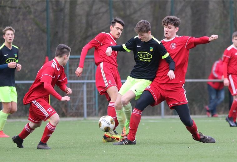Jugendmannschaften trainieren auf Sparflamme Die A-Junioren der JSG TSV Abbehausen/1. FC Nordenham (gelbe Hosen) hätten die Chance, in die Landesliga aufzusteigen. Es deutet aber auf einen Verzicht und den Verbleib in der Bezirksliga hin.