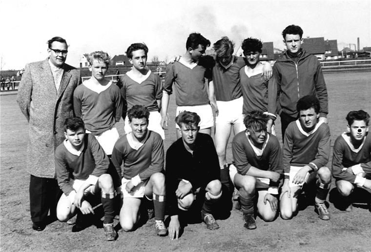 Nordenhamer sind eine Saison in der zweithöchsten Fußballklasse Die A-Junioren des SC Nordenham 1959. Stehend von links: Betreuer Werner Büsing, Dieter Carstens, Klaus Kusch, Gernot Halfbrodt, Horst Peters, Jürgen Swoboda und Götz Scholz-Knobloch. Kniend von links: Detlef Kloppenburg, Dieter Vogel, Klaus-Dieter Schierloh, Manfred Sucker, Peter Beyer und Günter Rieken.