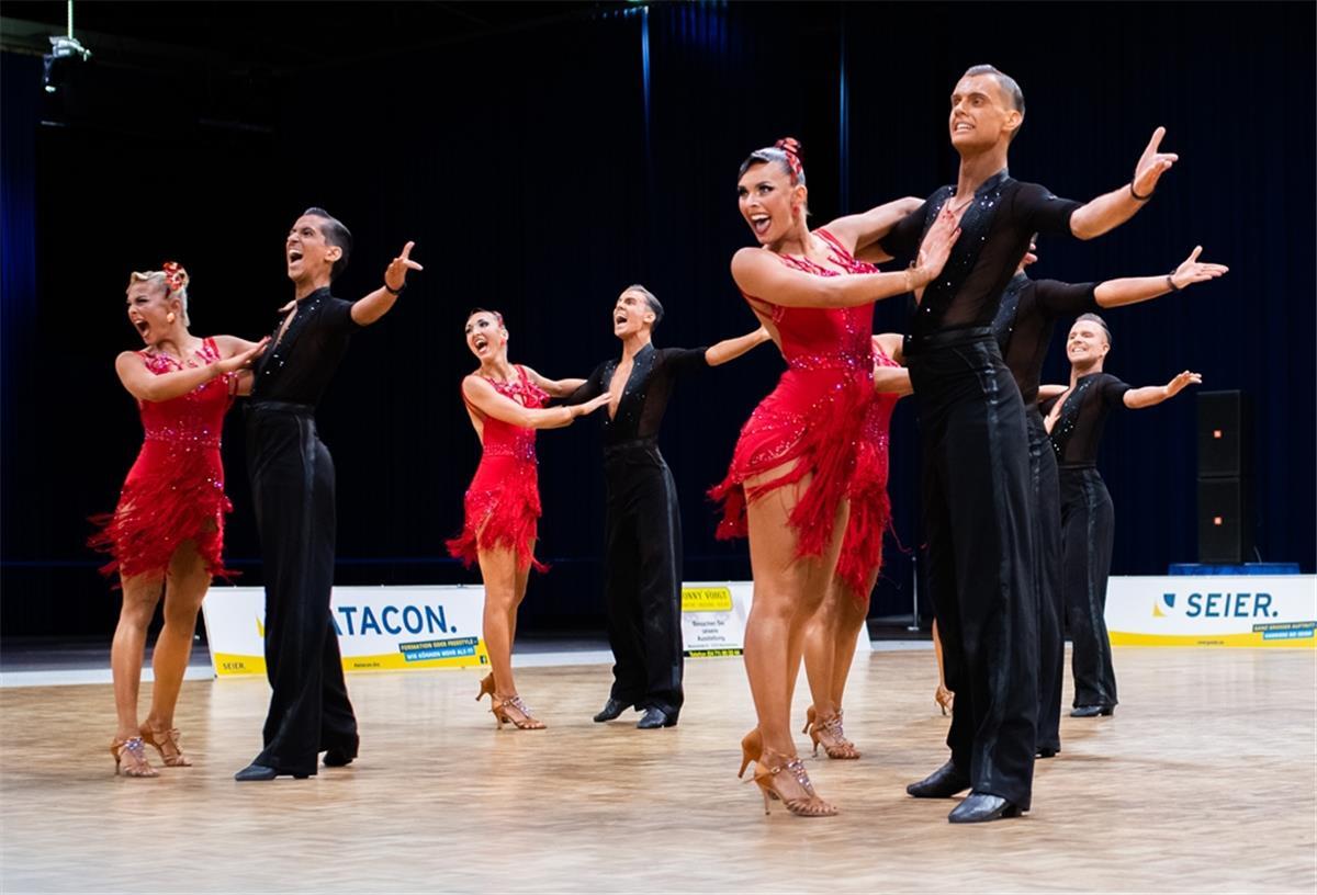 Tänzerinnen und Tänzer auf dem Parkett. Die A-Latein-Formation der TSG Bremerhaven möchte sich das Ticket für die Europameisterschaft sichern.