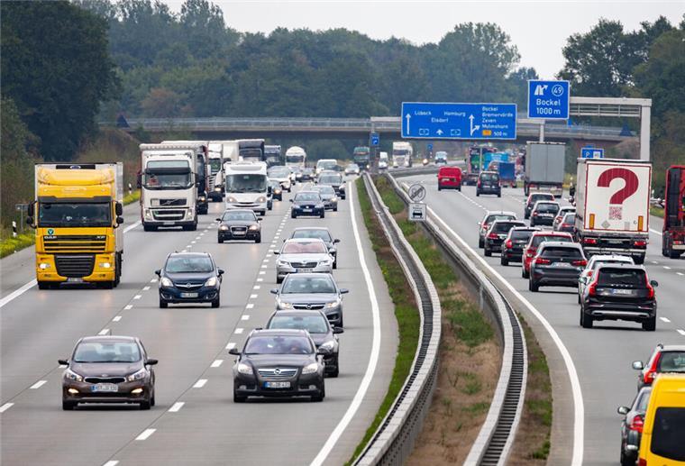 Die A1-Anschlussstelle Bockel in Fahrtrichtung Hamburg wird für Bauarbeiten gesperrt. Verkehrsteilnehmende müssen Umleitungen nutzen.