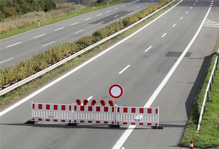Verschreckte Kuh sorgt für Vollsperrung der A27 Die A27 musste am Samstag wegen einer aufgescheuchten Kuh anderthalb Stunden lang in beiden Richtungen gesperrt werden.