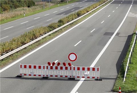Die A27 musste am Samstag wegen einer aufgescheuchten Kuh anderthalb Stunden lang in beiden Richtungen gesperrt werden.