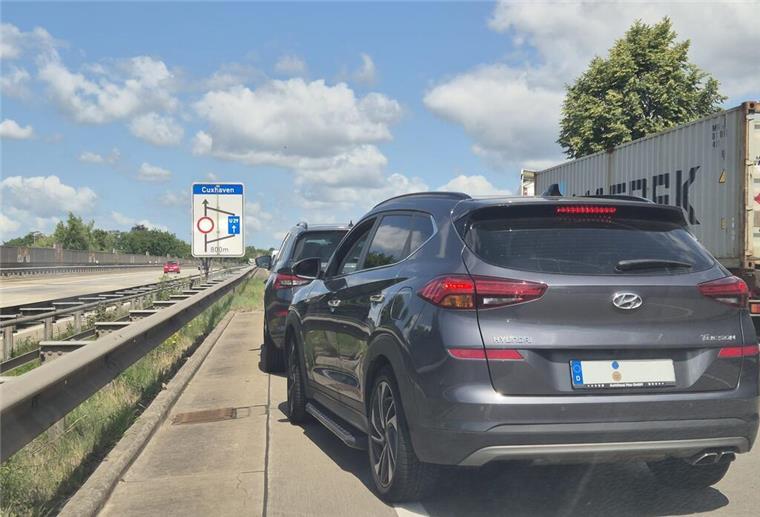 Vollsperrung nach Unfall auf A27 mit drei Verletzten wieder aufgehoben Die A27 musste voll gesperrt werden.