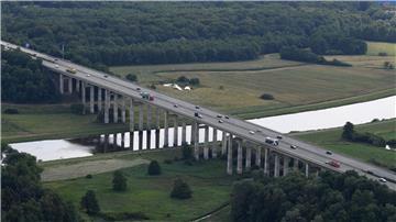 Die A29-Autobahnbrücke über die Hunte bei Oldenburg ist in keinem guten Zustand. (Archivbild)