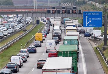 Auf der Autobahn 7 vor der Abfahrt Othmarschen am Elbtunnel staut sich der Verkehr