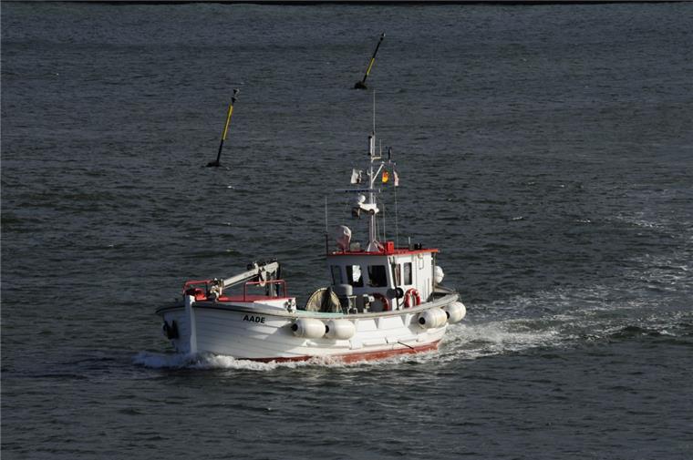 Die "Aade" hat einen Spezialauftrag: Sie muss jeden Tag vor Helgoland raus und Wasserproben holen.