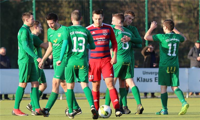 TSV Abbehausen gewinnt verrücktes Spiel Die Abbehauser Bezirksliga-Fußballer (grüne Trikots) gewannen am Reformationstag mit 5:3 gegen den TuS Obenstrohe - dank zwei Toren in den letzten zehn Minuten.
