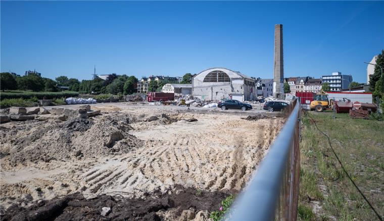 Bremerhaven: Bunker verzögert Abbrucharbeiten auf dem Kistnergelände Die Abbrucharbeiten auf dem Kistnergelände ziehen sich länger hin als erwartet. Für Verzögerungen sorgen ein Bunker aus dem Weltkrieg und Fundamente von Bauten aus vergangenen Zeiten. Freigestellt ist inzwischen die denkmalgeschützte Tonnendachhalle im Hintergrund. Foto: Hartmann