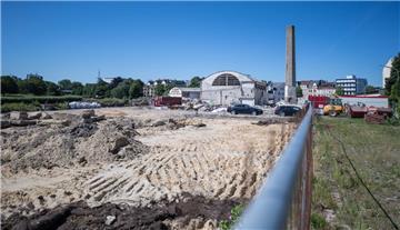 Die Abbrucharbeiten auf dem Kistnergelände ziehen sich länger hin als erwartet. Für Verzögerungen sorgen ein Bunker aus dem Weltkrieg und Fundamente von Bauten aus vergangenen Zeiten. Freigestellt ist inzwischen die denkmalgeschützte Tonnendachhalle im Hintergrund. Foto: Hartmann