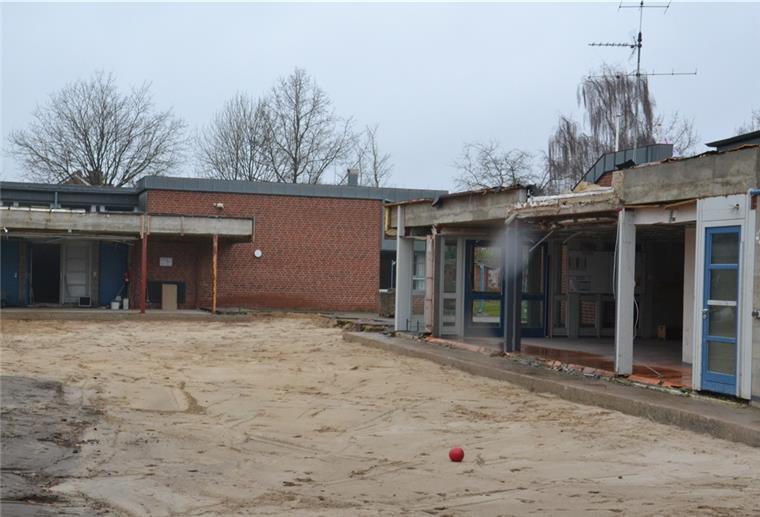 Rückkehr der Kinder nach und nach Brandruine in Zeven
