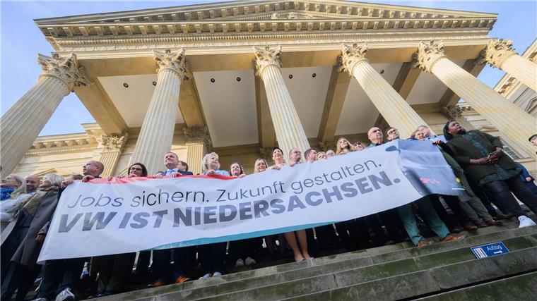 Die Abgeordneten von SPD und Grünen haben sich vor dem Landtag für den Erhalt von Arbeitsplätzen bei VW ausgesprochen.