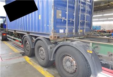 Die Achsaufhängung des Sattelzuges war so ausgeschlagen, dass der Fahrer den geladenen Container umladen musste. 