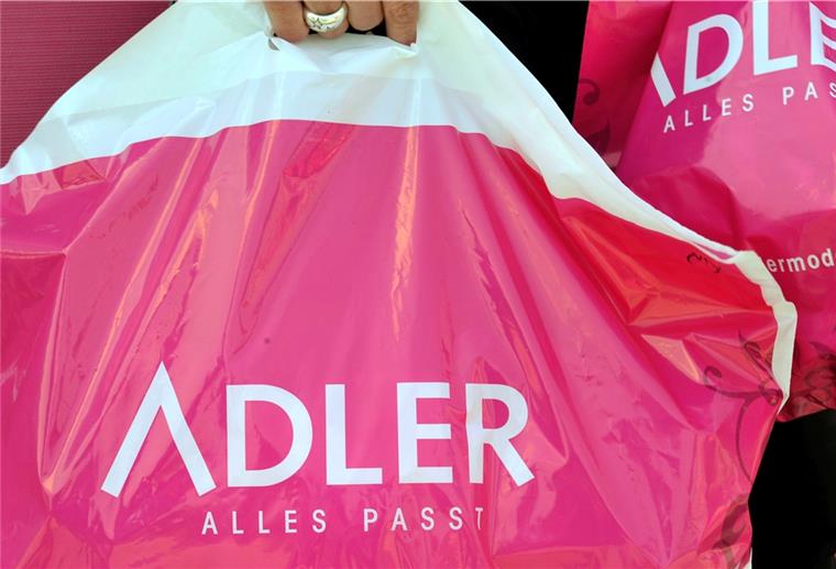 Offenbar wegen Lockdown: Adler Modemärkte AG stellt Insolvenzantrag Eine Tüte vom Modehaus Adler