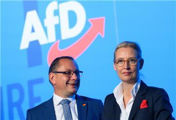 Tino Chrupalla (l), AfD-Bundesvorsitzender und Vorsitzender der AfD-Bundestagsfraktion und Alice Weidel, AfD-Bundesvorsitzende und Fraktionsvorsitzende der AfD-Bundestragsfraktion sprechen auf der Bühne der AfD Europawahlversammlung miteienander.