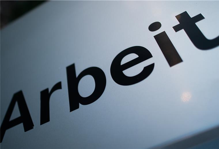 Arbeitslosigkeit in Bremen und Niedersachsen sinkt Ein Schild steht mit Schriftzug „Arbeit“ steht vor einem Standort der Agentur für Arbeit
