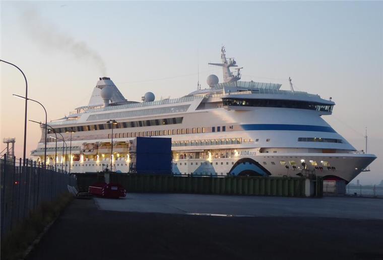 „AIDAaura“ immer noch in Bremerhaven: Ist die längste Kreuzfahrt der Welt in Gefahr? Die "AIDAaura" liegt derzeit an der Columbus-Kaje und wartet auf ihren Verkauf.