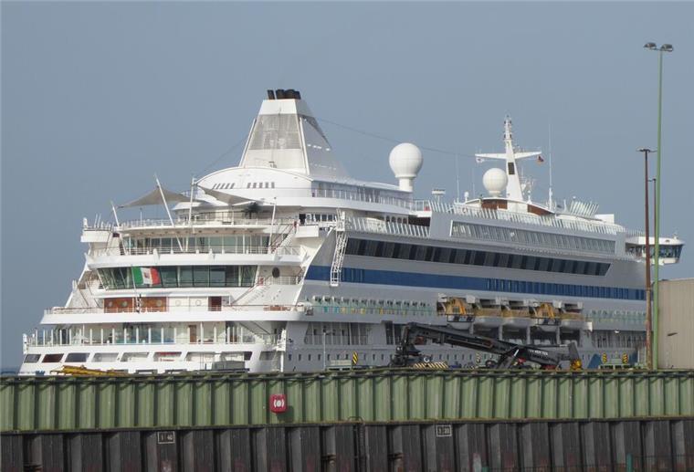 „Aidaaura“ liegt weiterhin in Bremerhaven: Abfahrt wird immer wieder verschoben Die "Aidaaura" liegt noch immer an der Columbuskaje in Bremerhaven.