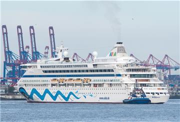 Das Kreuzfahrtschiff "AIDAaura" wendet am Morgen nach seinem Einlaufen in den Hamburger Hafen, um anschließend bei der Werft Blohm+Voss einzudocken