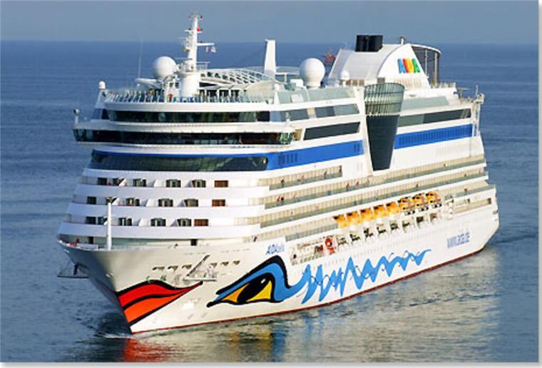 Die Aidabella fährt auf dem Wasser.