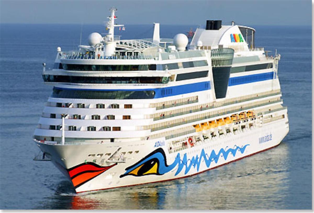 Die Aidabella fährt auf dem Wasser.