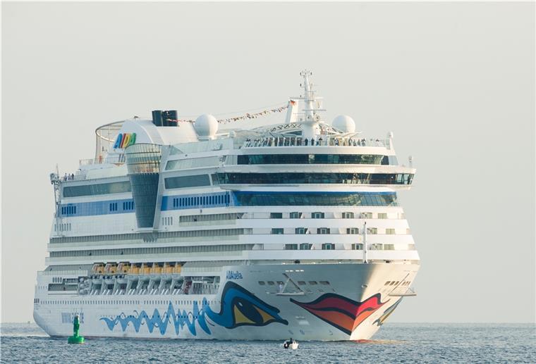 Das Kreuzfahrtschiff "Aidabella" in Fahrt
