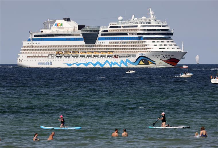 AIDA Cruises streicht Santorin-Anläufe im Sommer 2025 ARCHIV - 18.07.2020, Mecklenburg-Vorpommern, Rostock: Die AIDAblu der Reederei Aida Cruises kommt ohne Passagiere im Ostseebad Warnemünde an. (zu dpa "Erstes Aida-Kreuzfahrtschiff wieder auf Tour - Italien-Rundreise ") Foto: Bernd Wüstneck/dpa-Zentralbild/dpa +++ dpa-Bildfunk +++