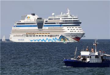 Die „Aidablu“ liegt nun in Rostock in Quarantäne. Testfahrten können nicht stattfinden.