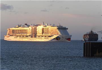 Die "Aidacosma" vor Bremerhaven.