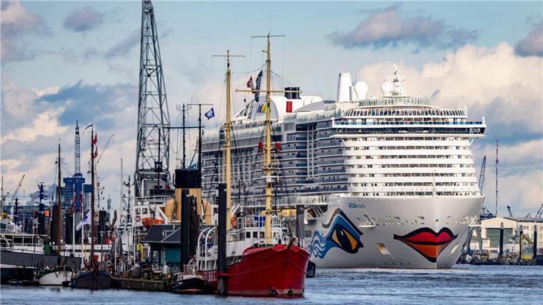 Kreuzfahrtverband: 19 Schiffe fahren vor allem mit LNG Die „AIDAnova“, hier in Hamburg, kann mit Flüssigerdgas fahren.