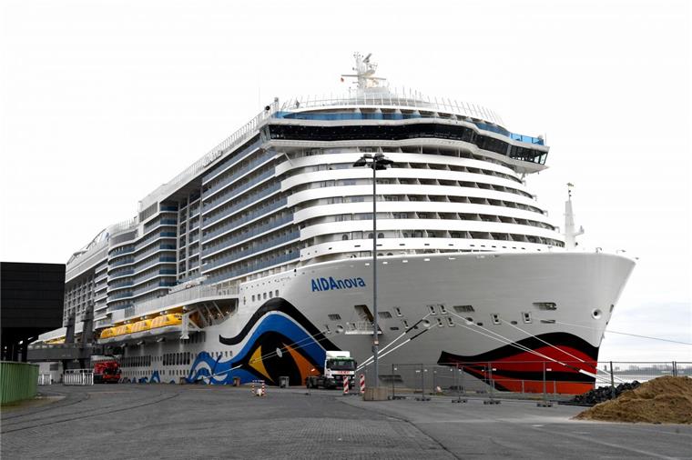 Die "Aidanova" in Bremerhaven. Das Schiff hat an der Columbuskaje festgemacht. Foto: Scheschonka