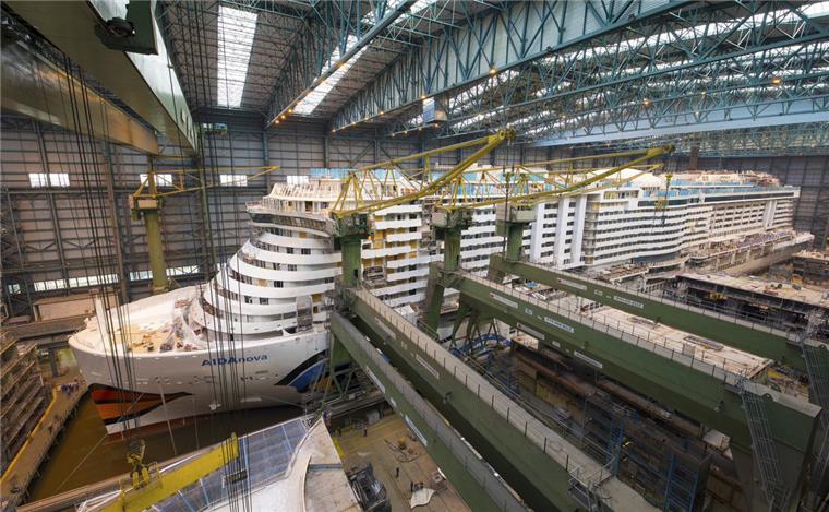 Die "Aidanova" verlässt das Baudock bei der Meyer Werft Die AIDAnova wird auf der Papenburger Meyer Werft das Baudock verlassen.