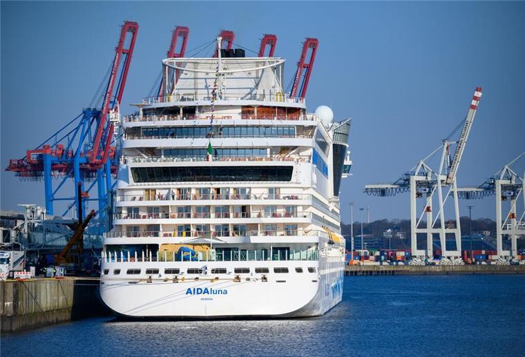 Das Kreuzfahrtschiff "Aidaluna" liegt am Kreuzfahrtterminal Steinwerder.