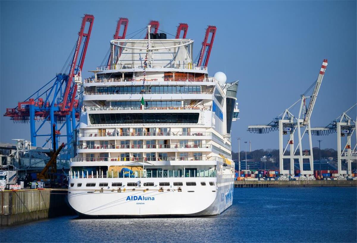 Das Kreuzfahrtschiff "Aidaluna" liegt am Kreuzfahrtterminal Steinwerder.