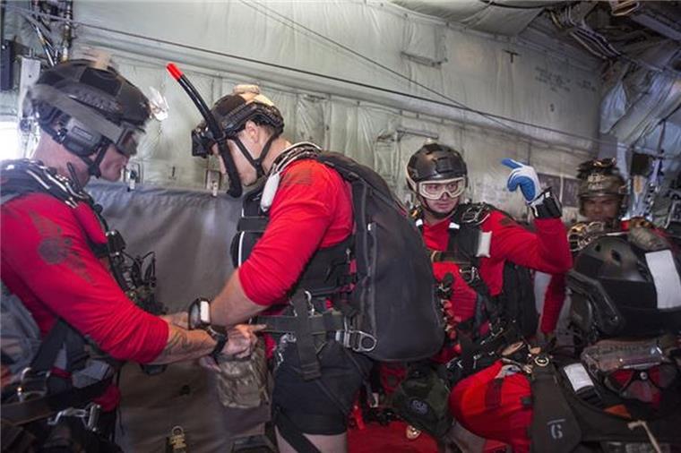 Die Air Force setzt über dem Atlantik Spezialkräfte zur Rettung der deutschen Segler ab.