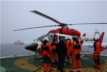 Die „Akademik Tryoshnikov“ erreicht die „Polarstern“. Expeditionsleiter Markus Rex und Kollegen Matt Shupe und Thomas Wunderlich besprechen den Austausch zwischen der „Polarstern“ und der „Akademik Tryoshnikov“.