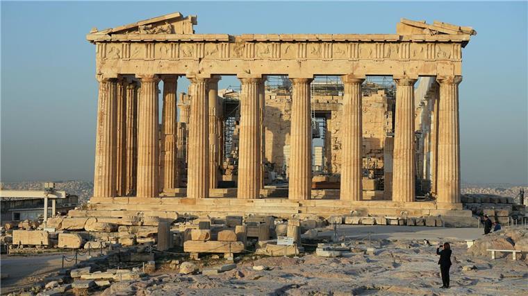 Die Akropolis mit dem Parthenon auf einem Felsen oberhalb von Athen.