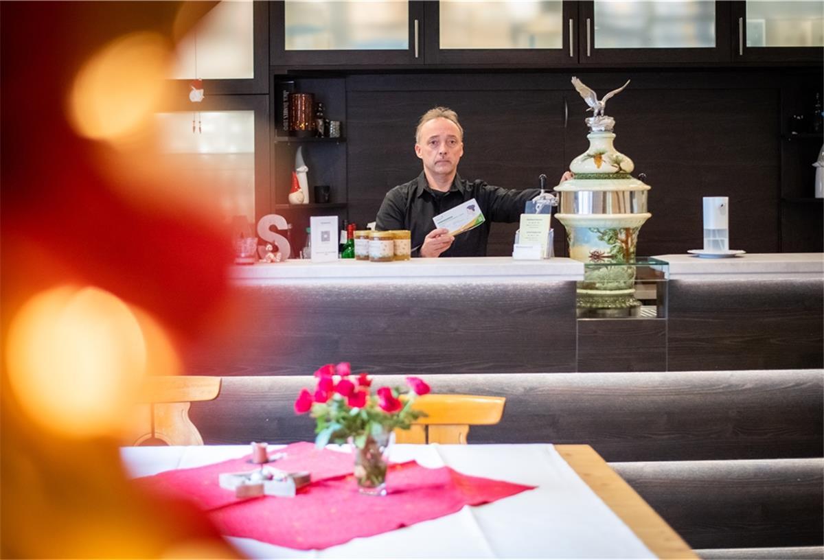 2G plus: Gastronomen leiden unter Absagen Die aktuelle Pandemie-Verordnung gibt für Gaststätten im Land Niedersachsen die 2G-Plus-Regel vor. Sven Branitzki, Inhaber der Gaststätte Waidmannsruh in Stinstedt, bereitet sich auf diese Regelung vor. Mit Luca App und eigens beschafften Corona-Testkits kann er noch zugesagte Weihnachtsfeiern in seinem Lokal anbieten.