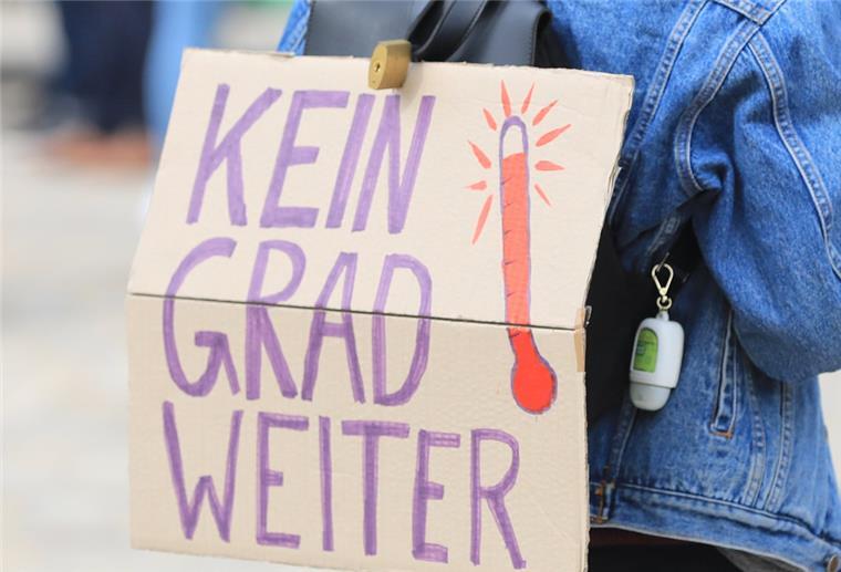 WMO: 1,5-Grad-Schwelle könnte bis 2026 erstmals überschritten werden Ein Aktivist der Klimaschutzbewegung Fridays for Future trägt bei einer Demonstration auf dem Domplatz für eine bessere Klimapolitik ein Plakat mit dem Motto "Kein Grad weiter".