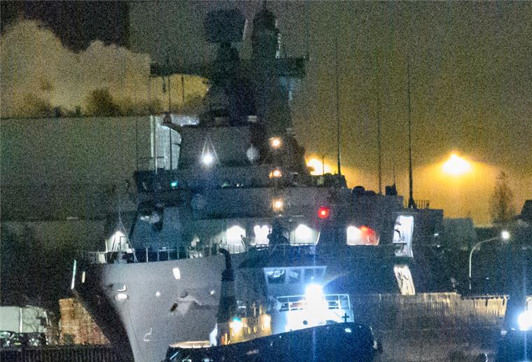 Fregatte „Al Qahhar“ legt vom Fischereihafen zur Probefahrt ab Die „Al Qahhar“ nach dem Ablegen im Fischereihafen. In der Dunkelheit war sie mit dem Auge kaum auszumachen - moderne Kameratechnik machte dieses Bild gleichwohl möglich.