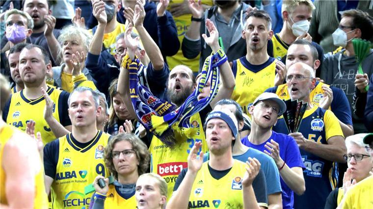 Ohne Licht in der Arena: Weihnachtslieder statt Alba-Spiel Die Alba-Fans zeigten sich kreativ und stimmten Weihnachtslieder an.
