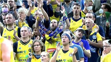 Die Alba-Fans zeigten sich kreativ und stimmten Weihnachtslieder an.