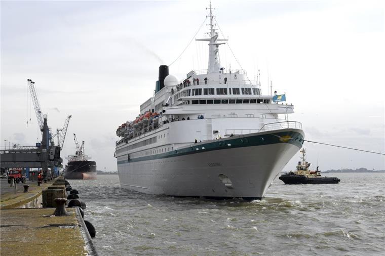 Die "Albatros" startet ab Bremerhaven zu einer neuen Reise Die "Albatros" liegt am Dienstag in Bremerhaven.