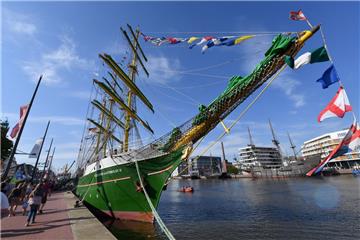 Die "Alexander von Humboldt II" auf dem Seestadtfest in Bremerhaven.
