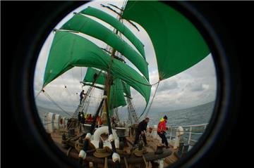 Die „Alexander von Humboldt II“ hat am Montag Le Havre verlassen. Ihr Kurs: Bremerhaven. An Bord sind 78 Besatzungsmitglieder und Trainees, unter anderem Soldaten der Marineoperationsschule (MOS). Sie absolvieren an Bord einen Meteorologie-Kursus. Sonnabend ist die Bark zurück in ihrem Heimathafen