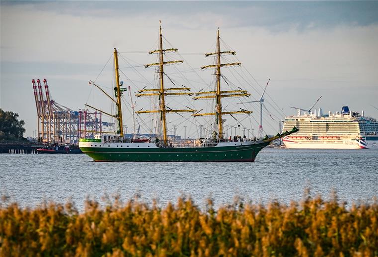 „Alex II“ zurück in Bremerhaven Die „Alexander von Humboldt II“ ist am Freitagmorgen in Bremerhaven eingelaufen. Hier liegt die Bark vor Blexen auf Reede.