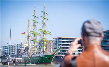 Die "Alexander von Humboldt II" läuft in den Neuen Hafen ein
