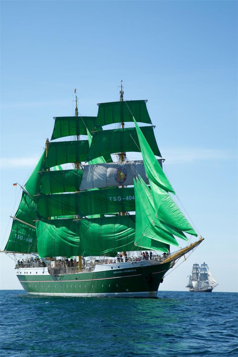 Die "Alexander von Humboldt II" liegt derzeit auf Blexen-Reede.