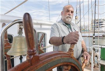 Ein Kapitän am Ruder des Segelschiffes "Alexander von Humboldt II".