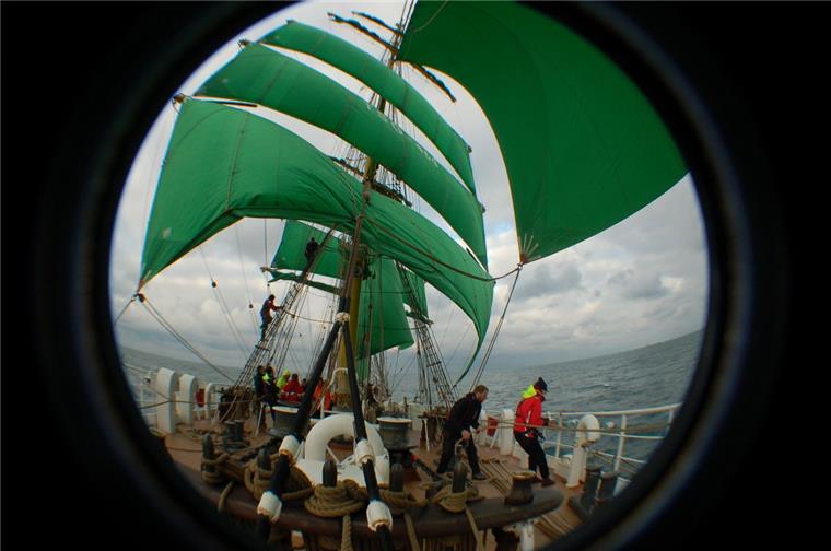 "Alexander von Humboldt II" ist spitze: Note 1,6 von Experten und Kreuzfahrern Die „Alexander von Humboldt II“ nimmt im kommenden Jahr an der Großsegler-Regatta von Halifax (Kanada) durch den Nordatlantik nach Le Havre (Frankreich) teil. In den kanadischen Häfen wird die „Lady in Grün“ bei den Seglerparaden das Flaggschiff sein.