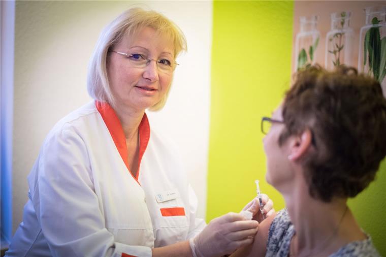 Bremerhavener Ärzte raten zur Grippe-Impfung Die Allgemeinmedizinerin Dr. Birgit Lorenz impft eine Patientin gegen Grippe.